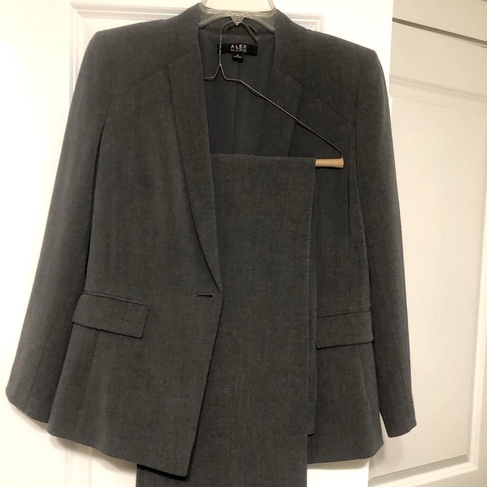 ALEX MARIE beautiful charcoal pant suit. Like new.
